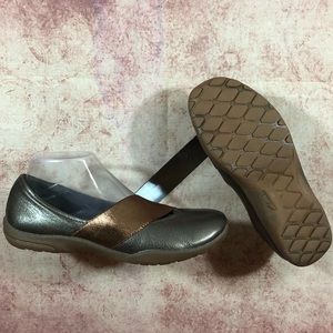 Clark’s Collection Bronze Slip Ons Wmns Sz 8M s29
